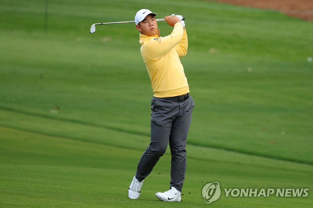 어프로치샷을 하는 김주형