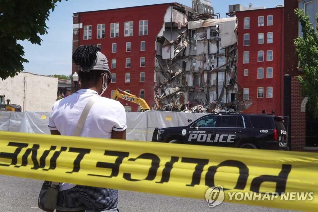US-SIX-STORY-APARTMENT-BUILDING-PARTIALLY-COLLAPSES-IN-DAVENPORT