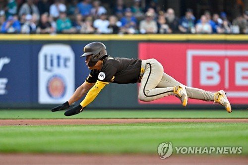 Padres' Kim Ha-seong pushes hitting streak to 15, steals career