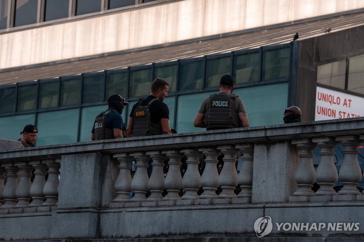 16일 워싱턴DC에서 근무 중인 이민세관단속국(ICE) 요원들