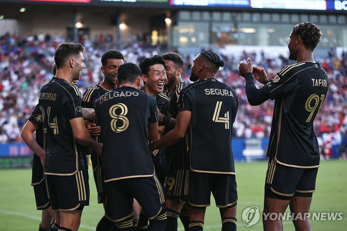 손흥민의 득점을 축하하는 LAFC 동료들