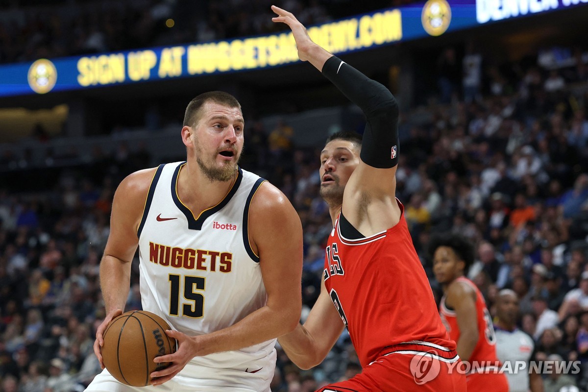 공을 잡은 니콜라 요키치