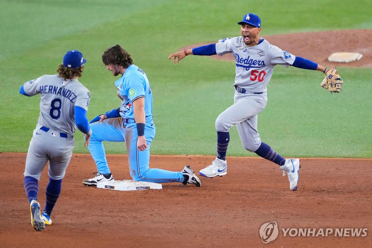 '초강수' 다저스, 토론토와 WS 6차전 3-1 승리…최종전 간다