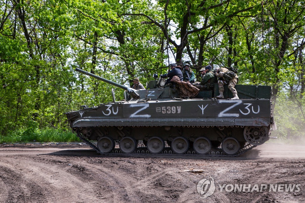 전투차량에 탄 러시아군