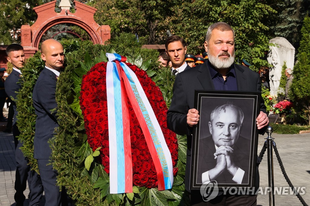 Могила горбачева на новодевичьем. Могила Михаила Горбачева на Новодевичьем кладбище. Похороны Горбачева Михаила могила на Новодевичьем кладбище. Горбачев памятник на Новодевичьем. Горбачева похоронили на Новодевичьем кладбище.