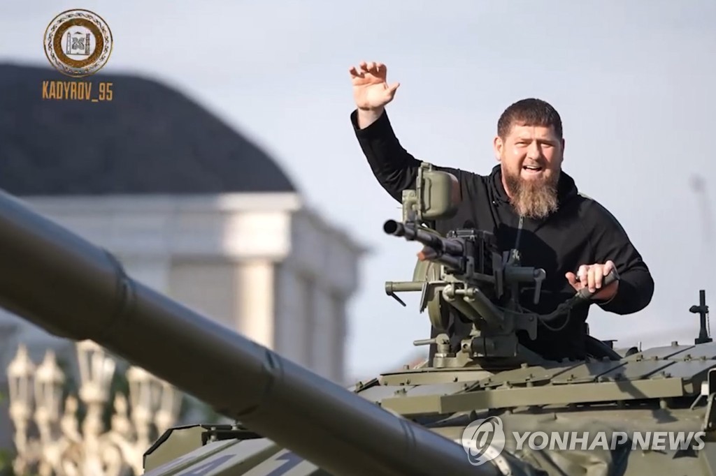 T-72 탱크에 탄 카디로프