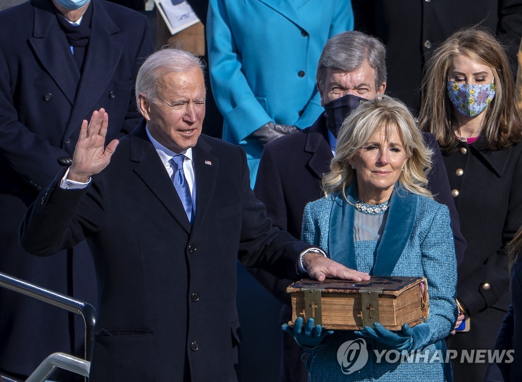 President Joe Biden (L) is sworn in as the 46th president of the United State in the inaugural ceremony at the Capitol in Washington in this UPI file photo, taken Jan. 20, 2021. (Yonhap)