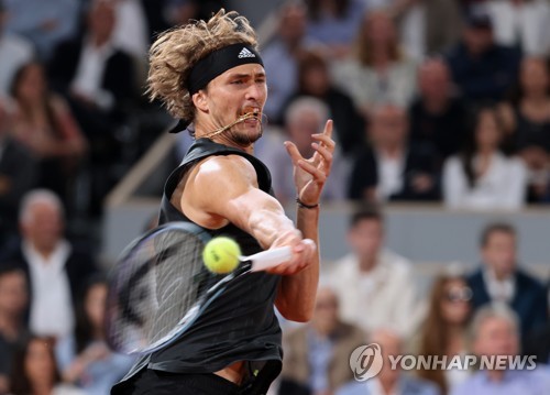 In this UPI file photo from June 3, 2022, Alexander Zverev of Germany returns a shot to Rafael Nadal of Spain during their men's singles semifinal match at the French Open at Roland-Garros in Paris. (Yonhap)