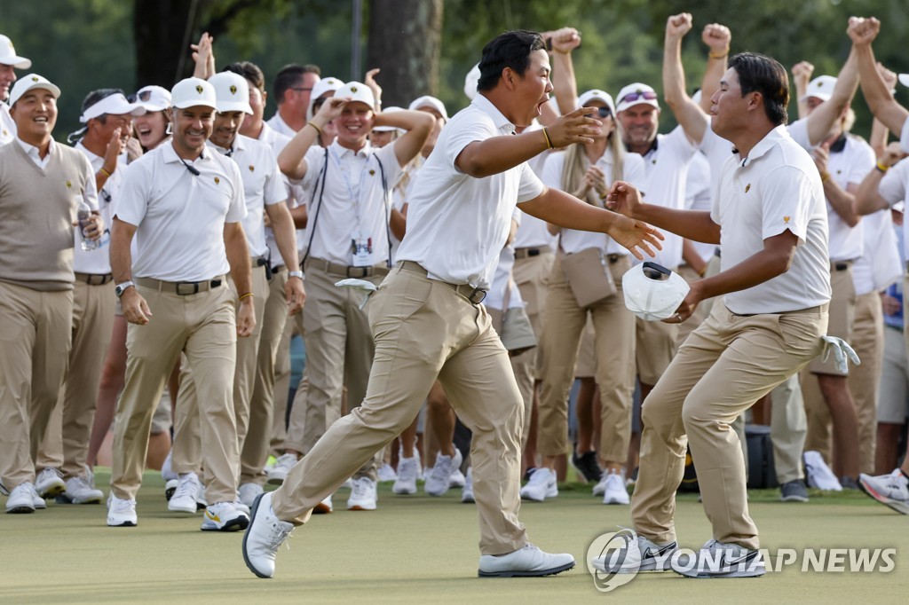 승리를 기뻐하는 김주형(왼쪽)과 김시우