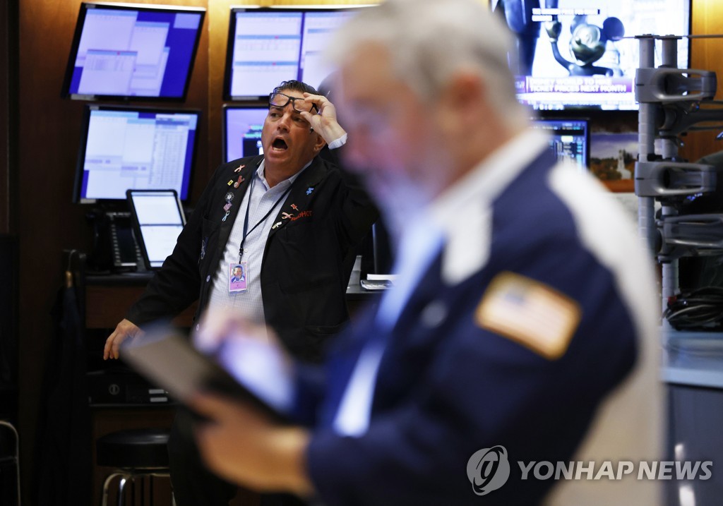 NYSE 입회장에 트레이더들의 모습