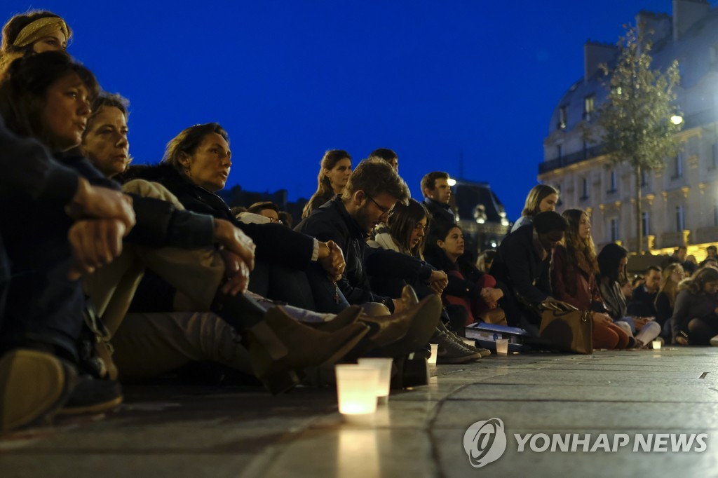 노트르담 대성당 앞에 모인 시민들