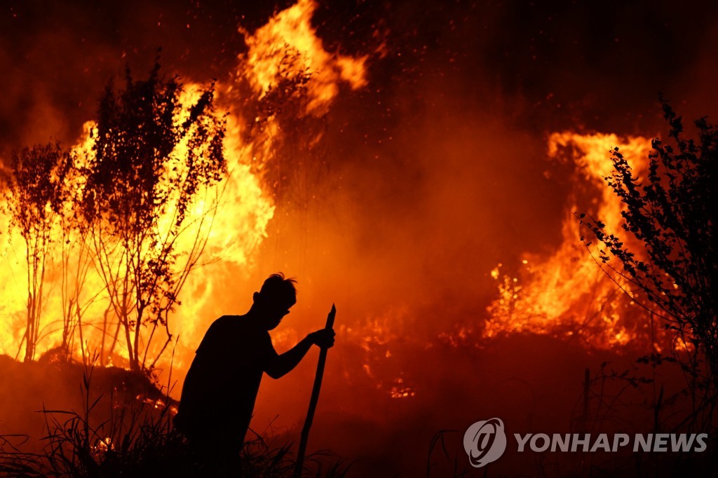 2019년 8월 6일 인도네시아 수마트라 슬라탄 주 아간 일리르 지역의 이탄습지에서 불길이 솟구치고 있다. [신화=연합뉴스자료사진]