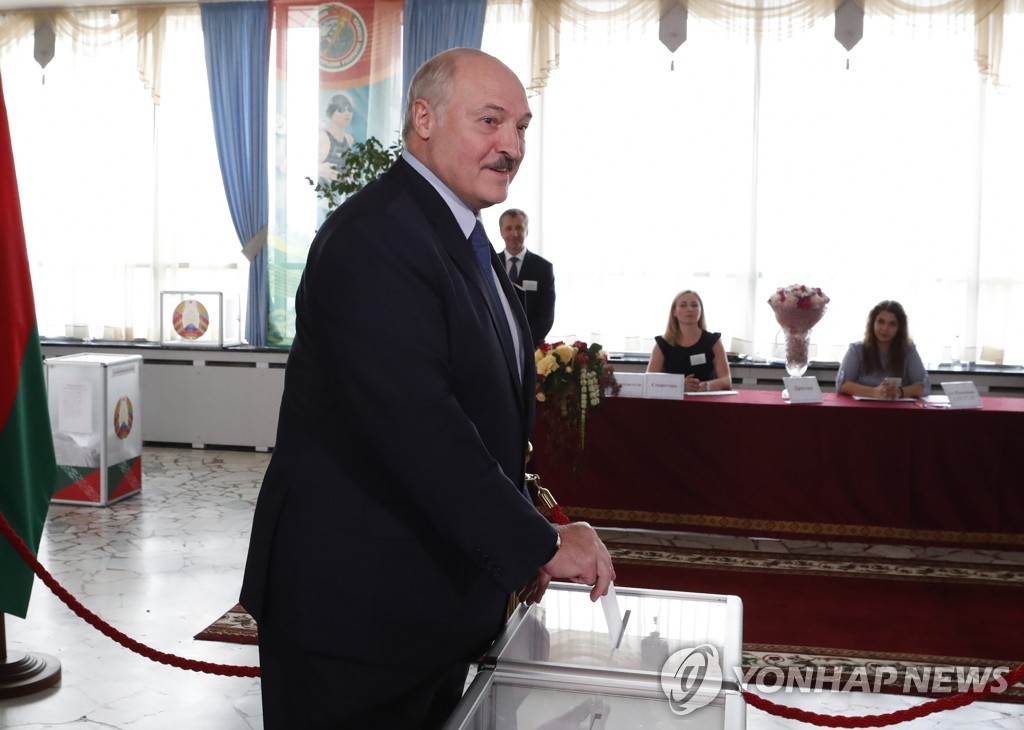 (신화=연합뉴스) 알렉산드르 루카셴코 벨라루스 대통령이 9일(현지시간) 수도 민스크의 투표소에서 한표를 행사하고 있다. 