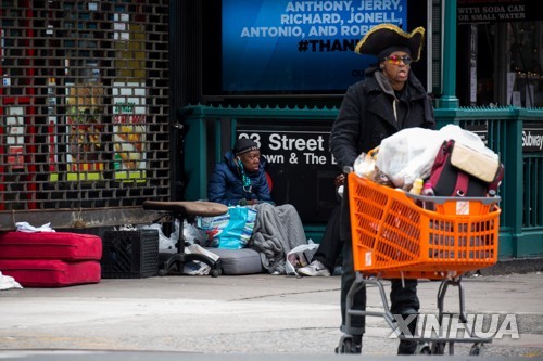 뉴욕 지하철역 앞의 노숙자