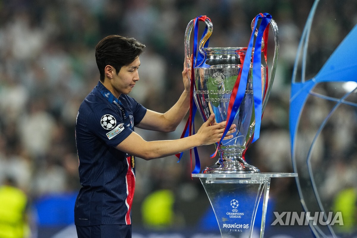 UCL 트로피 만지는 이강인