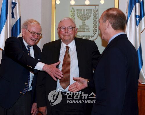 2006년 9월 워런 버핏과 함께 이스라엘 총리 만나는 찰리 멍거(가운데) 버크셔해서웨이 부회장
