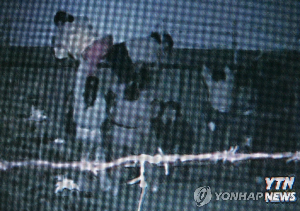 2004년 탈북자 20명이 베이징 총영사관에 진입하는 모습