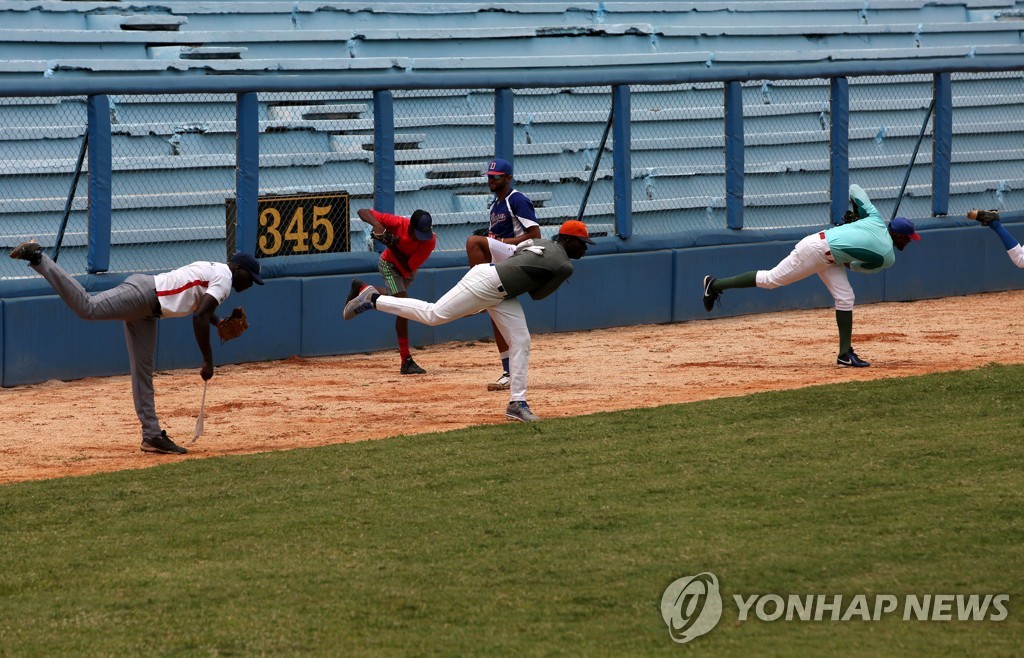 쿠바 아바나에서 훈련 중인 야구 선수들
