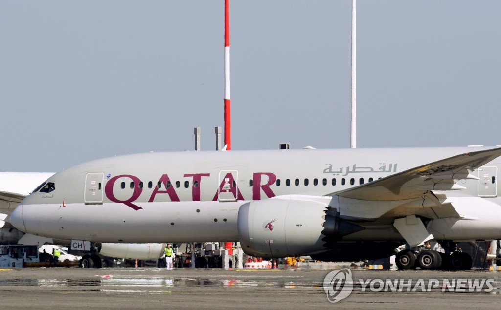 로마 레오나르도 다빈치 공항에 세워진 카타르항공 여객기