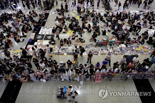 공항에 집결한 홍콩 시위대