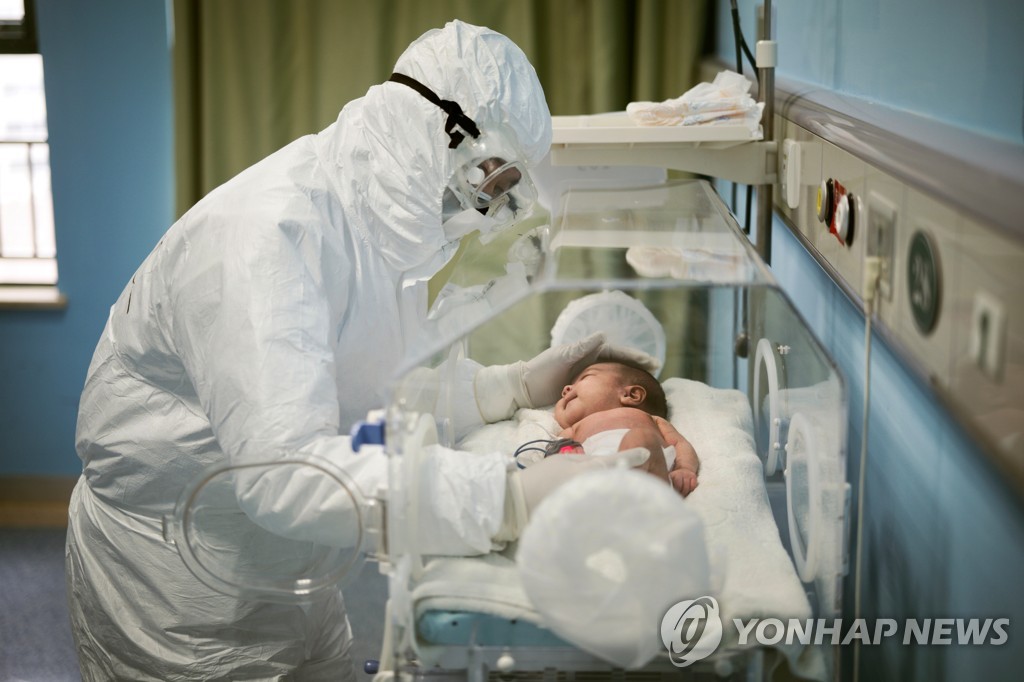 중국 우한에서 신생아를 치료하는 의료진