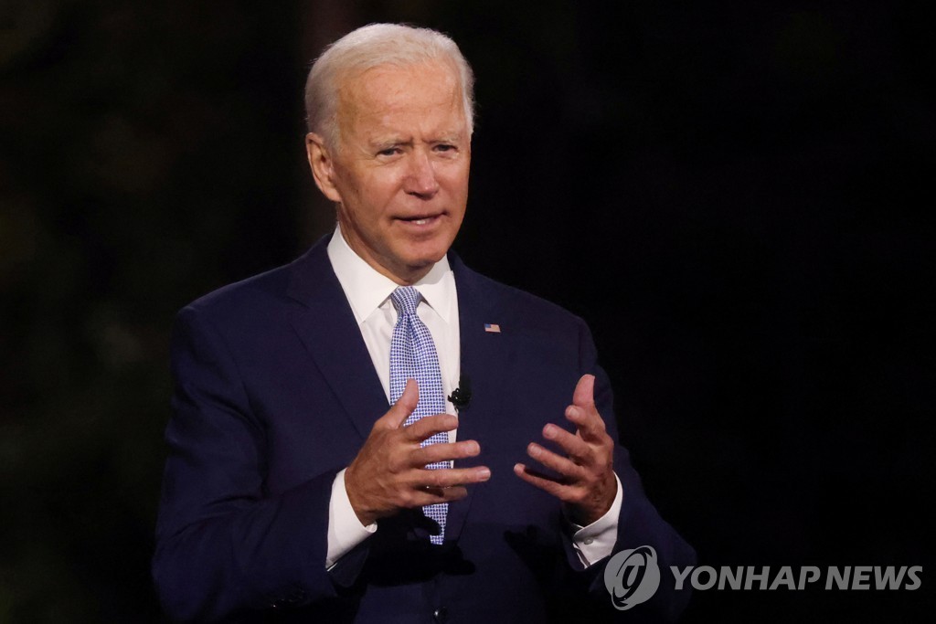 조 바이든 미국 민주당 대선후보가 17일(현지시간) 미국 펜실베이니아주 스크랜턴에서 열린 '드라이브인 타운홀' 행사에서 발언하고 있다.