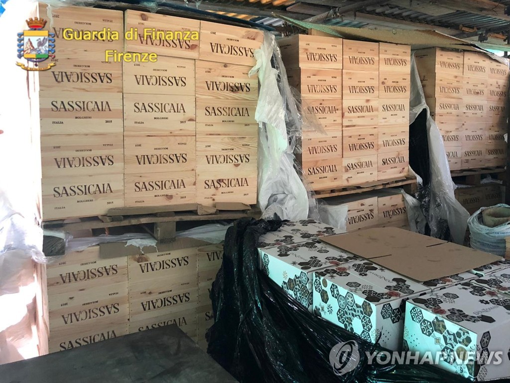 창고를 가득 채운 가짜 사시카이아 와인 상자. 2020.10.14. [로이터=연합뉴스] 