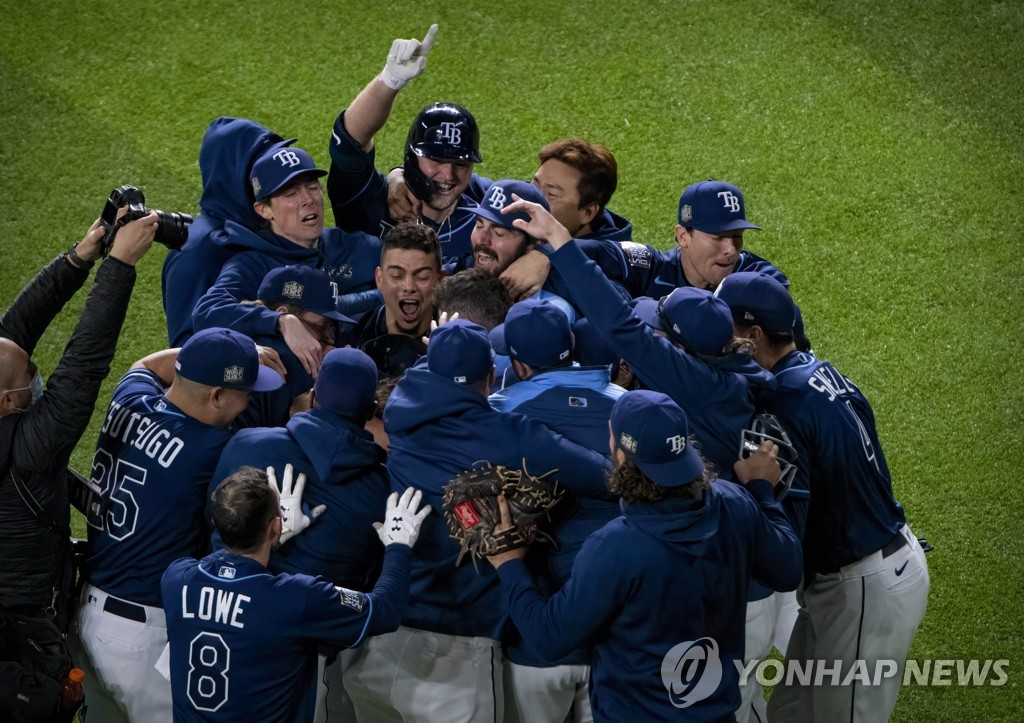 월드시리즈 4차전에서 9회 극적인 뒤집기 승리를 따낸 탬파베이 선수단 