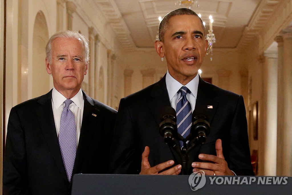 2015년 7월 14일 미국 워싱턴 소재 백악관에서 조 바이든 당시 부통령이 JCPOA를 설명하고 있는 버락 오바마 당시 미국 대통령 옆에 서 있다.[로이터=연합뉴스]