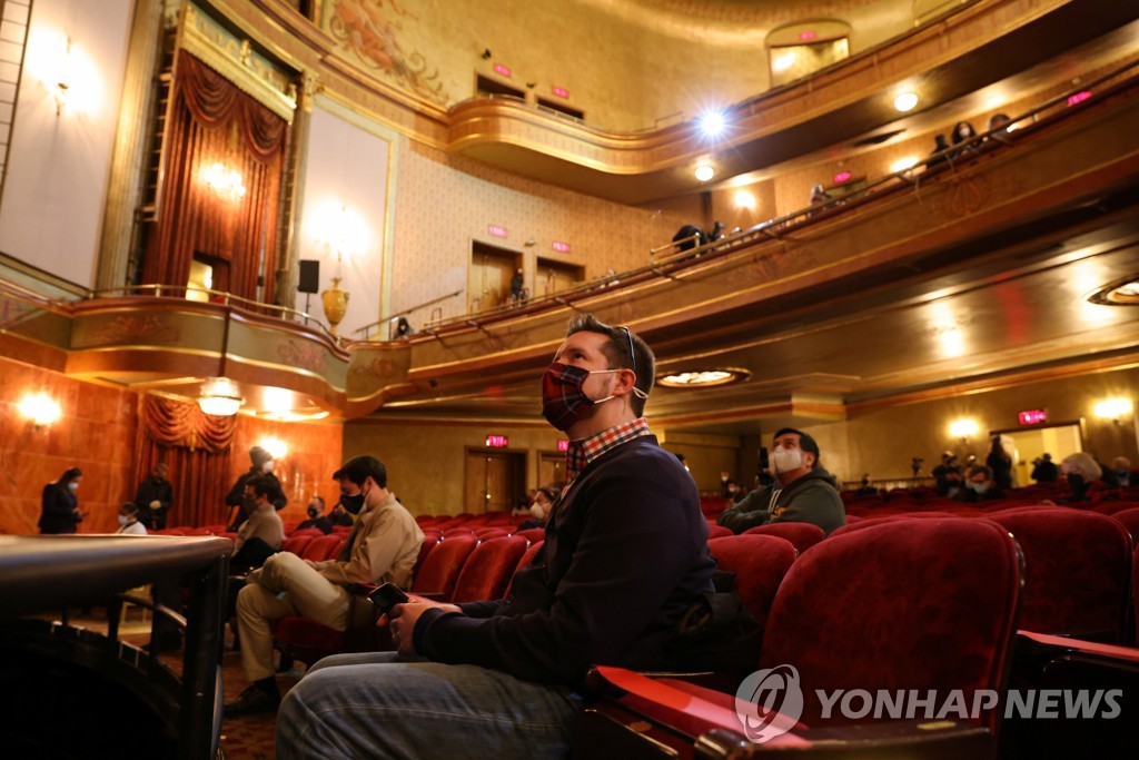 387일 만의 브로드웨이 공연에 입장한 관람객들
