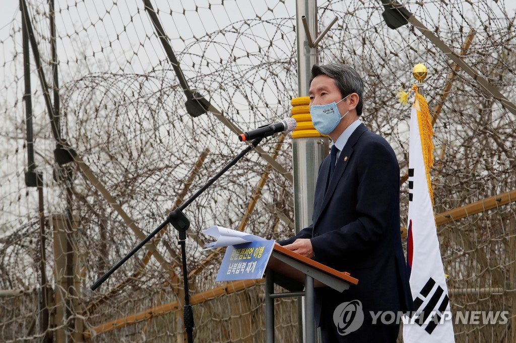 Sur cette photo de Reuters, le ministre de l'Unification Lee In-young prend la parole lors d'une cérémonie marquant le troisième anniversaire de la déclaration de Panmunjom entre le président sud-coréen Moon Jae-in et le dirigeant nord-coréen Kim Jong-un, à Paju, en Corée du Sud, le 27 avril 2021.