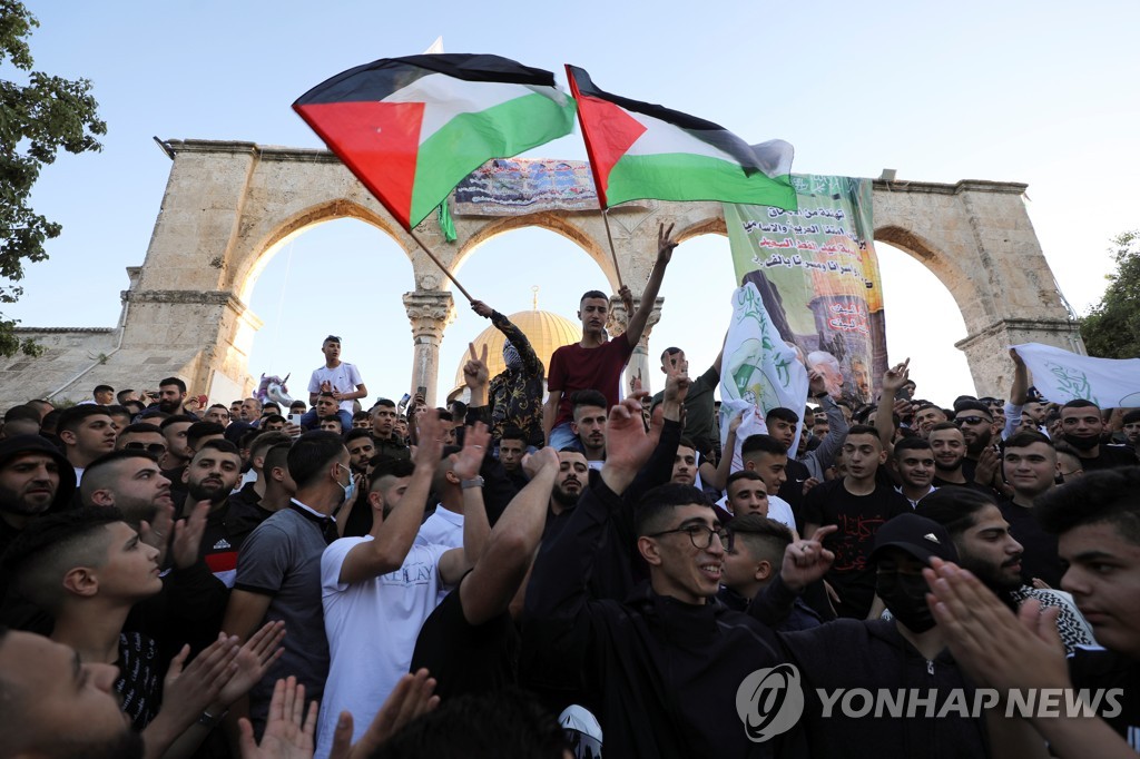 팔레스타인 국기 흔드는 주민들
