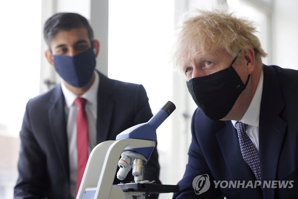 보리스 존슨 영국 총리(오른쪽)과 리시 수낙 재무장관(왼쪽). [로이터=연합뉴스 자료사진]