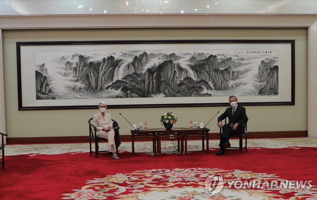 [로이터=연합뉴스] 중국을 방문한 웬디 셔먼 미 국무부 부장관(좌측)