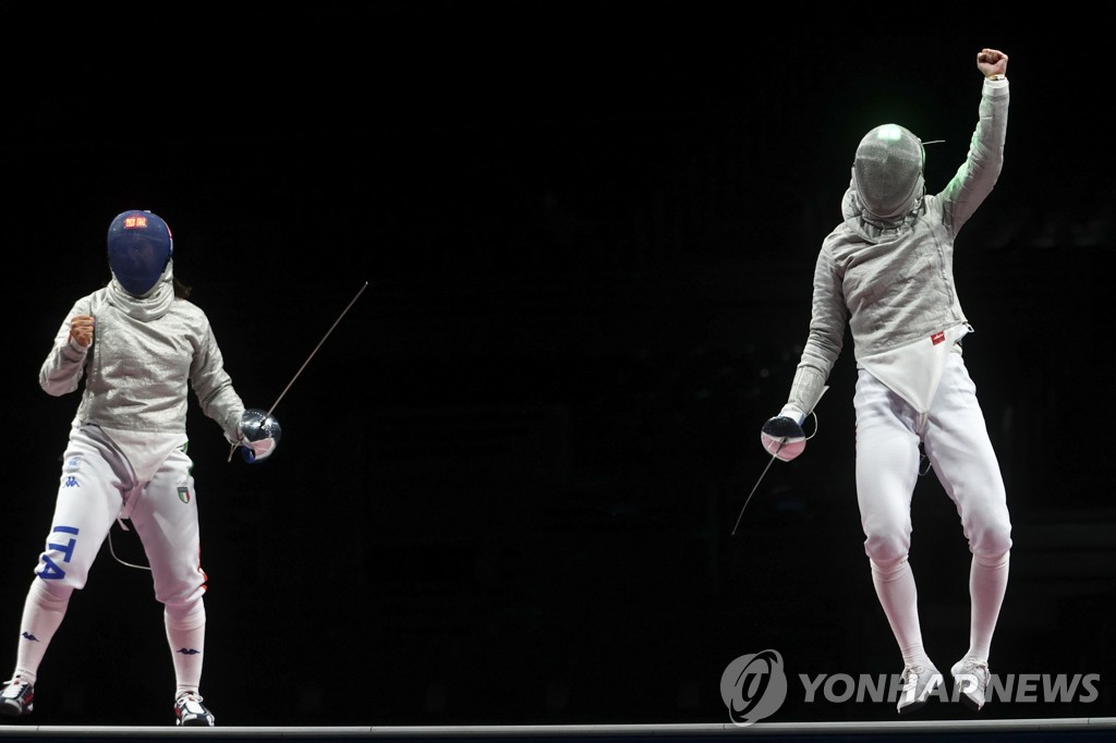 In this Reuters photo, Yoon Ji-su of South Korea celebrates a point against Rossella Gregorio of Italy during the bronze medal match of the women's sabre team fencing event at the Tokyo Olympics at Makuhari Messe Hall B in Chiba, Japan, on July 31, 2021. (Yonhap)
