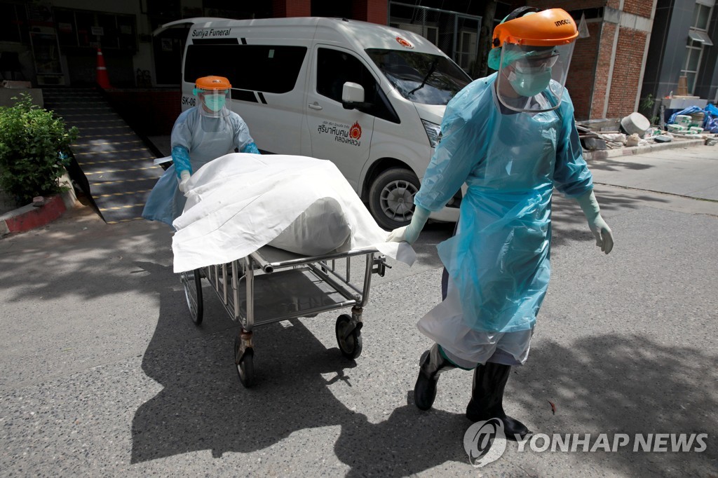 지난달 31일 태국에서 의료진이 코로나19 사망자의 시신을 옮기고 있다. [로이터=연합뉴스 자료사진]
