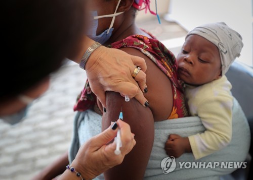 오미크론 변이에 맞서 백신 접종하는 남아공 시민