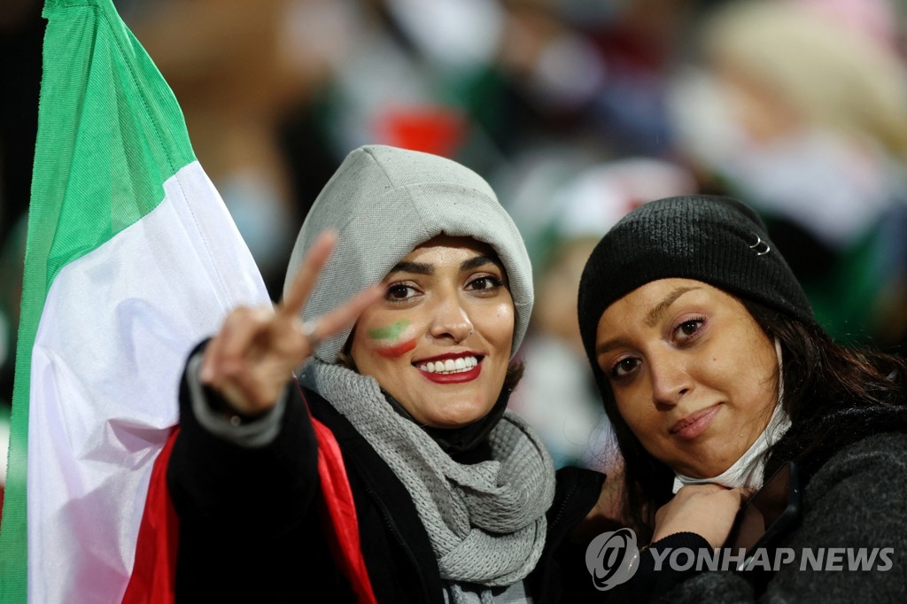 승리 기뻐하는 이란 팬들