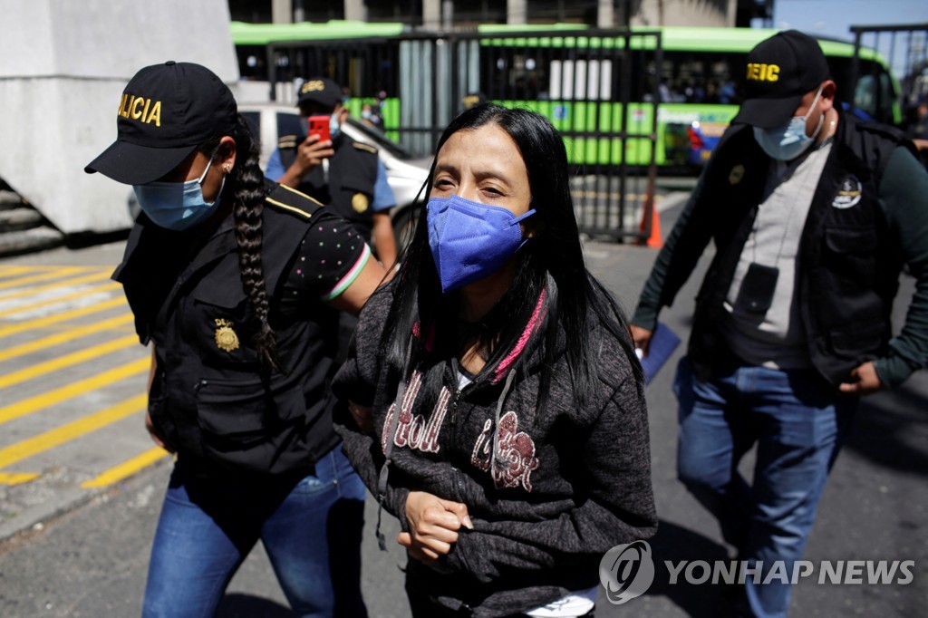 지난 10일(현지시간) 과테말라에서 체포되는 산티소 변호사