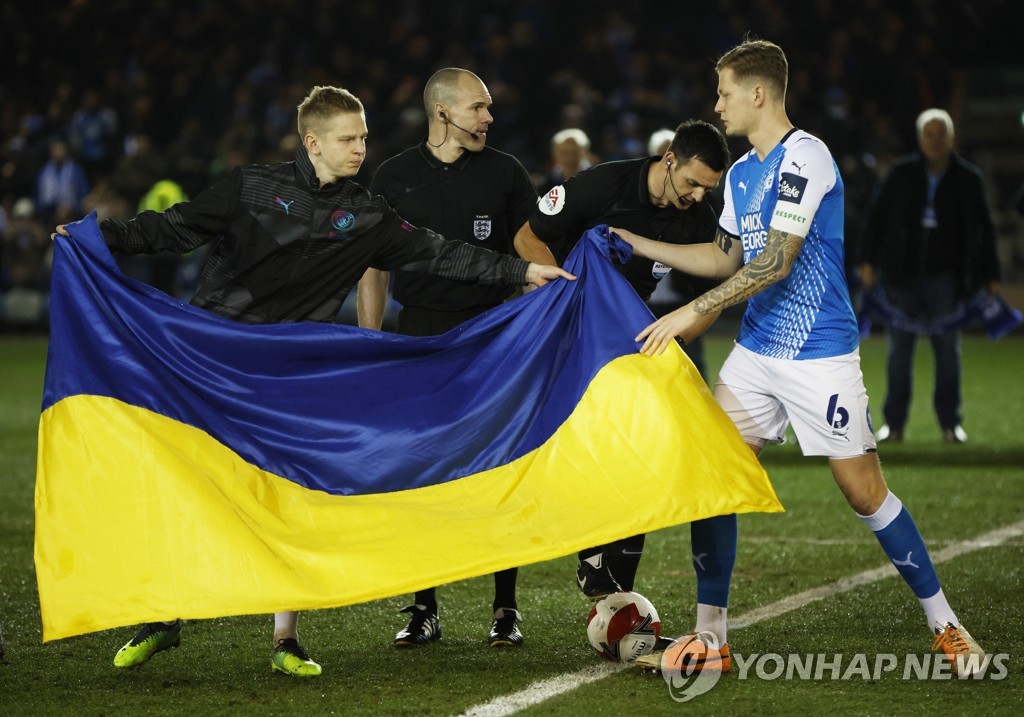 우크라이나 국기 들고 경기장 입장한 진첸코