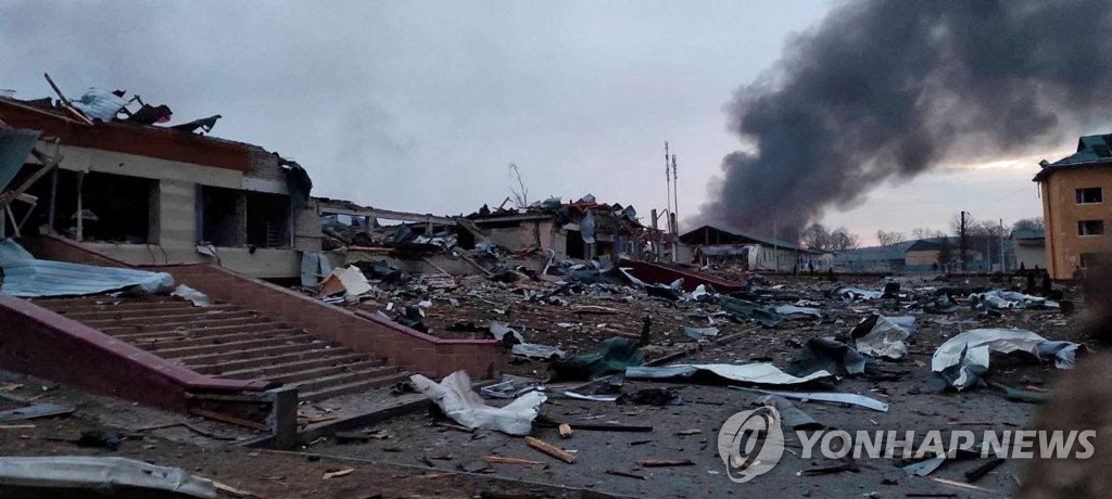 러시아군 폭격에 파괴된 야보리우 군 시설