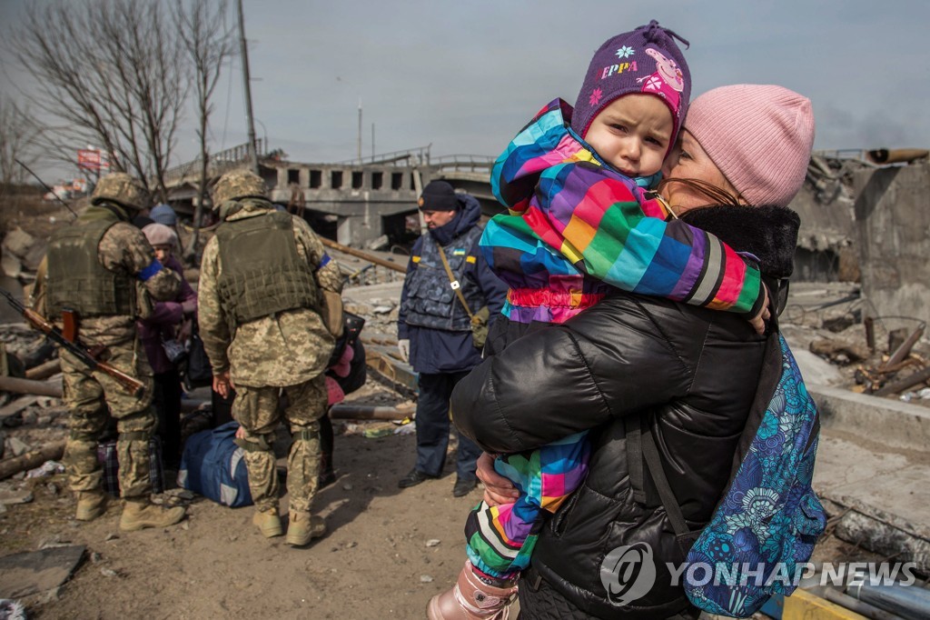 러시아군 포격으로 부서진 다리와 우크라이나 주민 