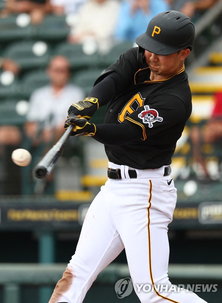 In this USA Today Sports photo via Reuters, Park Hoy-jun of the Pittsburgh Pirates hits a single against the Toronto Blue Jays during the bottom of the fourth inning of a Major League Baseball spring training game at LECOM Park in Bradenton, Florida, on April 1, 2022. (Yonhap)