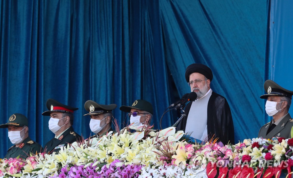 열병식 참석한 이란 대통령