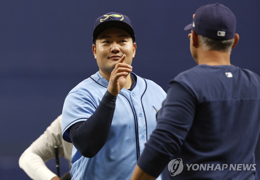 In this USA Today Sports file photo via Reuters from April 24, 2022, Choi Ji-man of the Tampa Bay Rays (L) celebrates with manager Kevin Cash following their 5-2 victory over the Boston Red Sox in a Major League Baseball regular season game at Tropicana Field in St. Petersburg, Florida. (Yonhap)