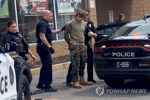 미국 뉴욕주 버펄로의 슈퍼마켓에서 총기 난사 후 체포된 용의자 페이튼 젠드런