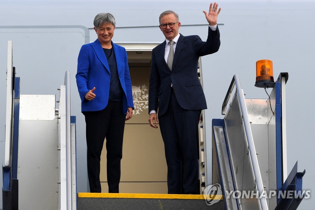 쿼드 정상회의 참석차 일본행 비행이 오르는 호주 신임 총리(오른쪽)