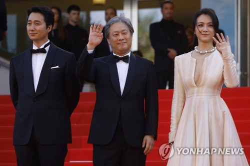 In this Reuters photo, Korean director Park Chan-wook (C) and cast members Park Hae-il (L) and Tang Wei (R) arrive for the screening of "Decision to Leave" at the 75th Cannes Film Festival in Cannes, France, on May 23, 2022. (Yonhap)