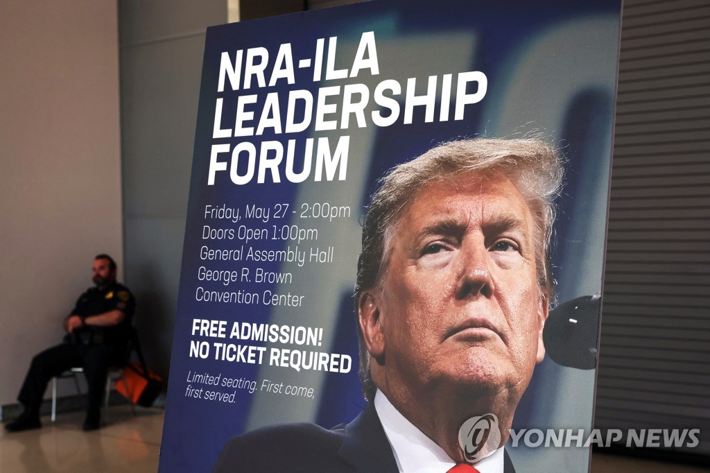 트럼프 전 대통령의 NRA 연설을 알리는 표지판