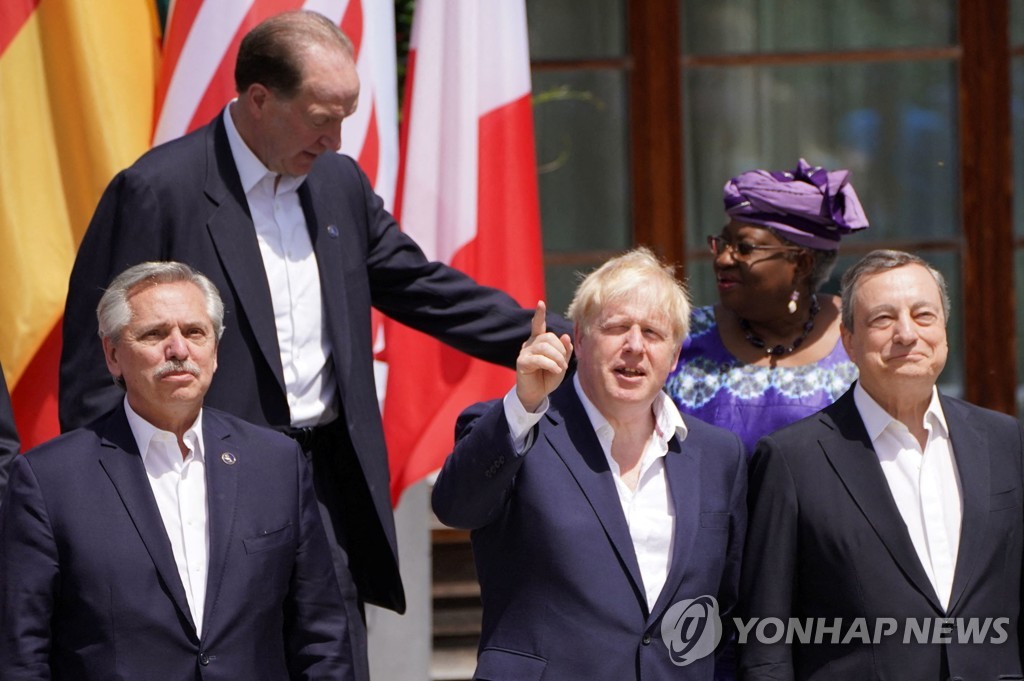 G7 정상회의에 참석한 보리스 존슨 영국 총리(가운데)